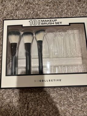 FREE In bundle NWT 3 Piece Women Makeup Brush Set in Black & White